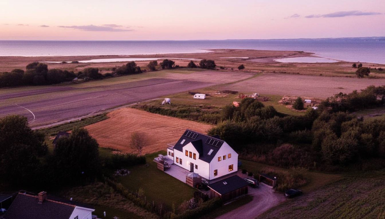 Villa med solceller i kvällsljus